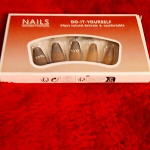 PRESS ON NAILS. 24 peice, silver and black design, finger nail set.